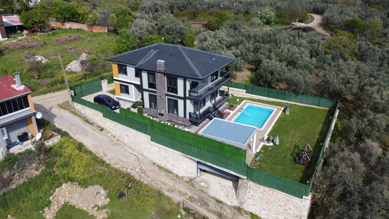 BURSA/ORHANGAZİ ÜREĞİL KÖYÜ’NDE PANORAMİK GÖL MANZARALI LÜKS VİLLA – 4+1